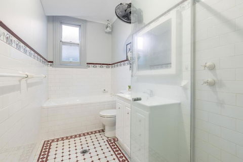 Detached Double Room - Seconds To Transport - Close To China Town - Shared Bathroom - Great Ocean Road Tourism 3