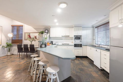 Detached Double Room - Seconds To Transport - Close To China Town - Shared Bathroom - Great Ocean Road Tourism 4