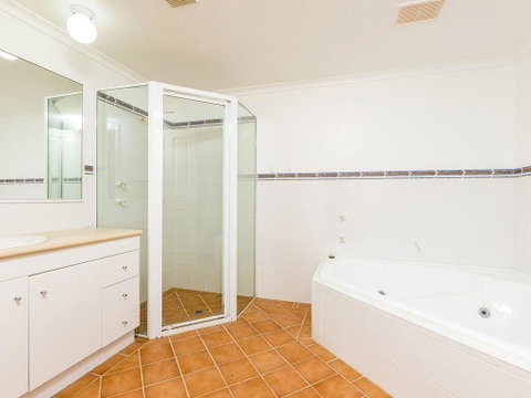 3 'Peninsula Waters', 2-4 Soldiers Point Rd - Beautiful Air Conditioned Unit With Pool, Lift & WIFI - Great Ocean Road Tourism 1