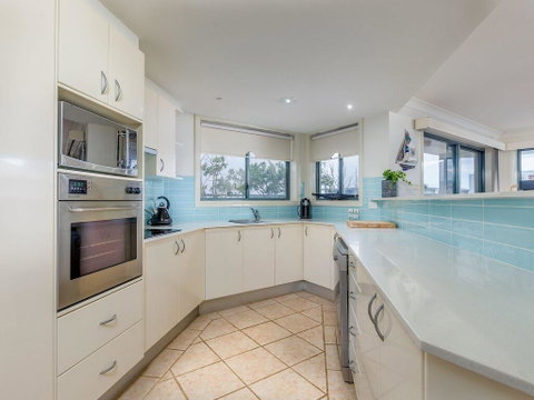 3 'Peninsula Waters', 2-4 Soldiers Point Rd - Beautiful Air Conditioned Unit With Pool, Lift & WIFI - Great Ocean Road Tourism 3