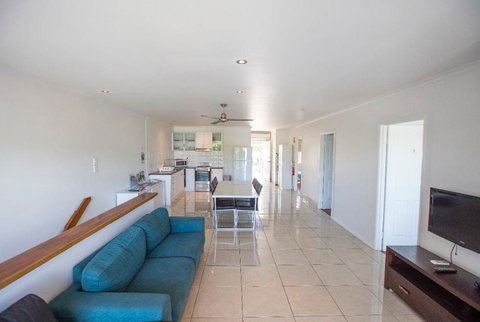 3 Bedroom Apartment // Spence St - Great Ocean Road Tourism 0