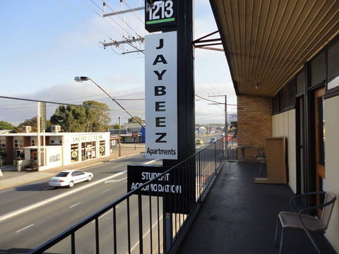 3 BEDROOM APARTMENT ST MARYS - Great Ocean Road Tourism 0