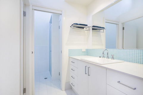 33 Bangalow - Narrawallee's Beautiful Bungalow - Great Ocean Road Tourism 1