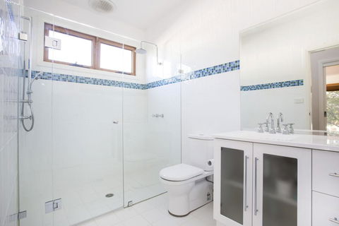 33 Bangalow - Narrawallee's Beautiful Bungalow - Great Ocean Road Tourism 3