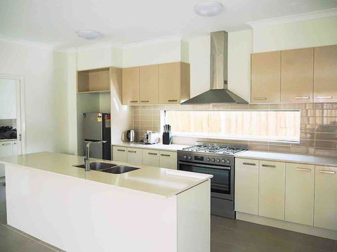 4 Bed 2 And A Half Bath Luxury Villa In Point Cook - Great Ocean Road Tourism 3