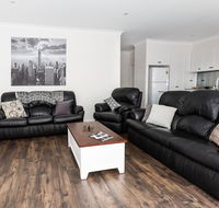 4 Bedroom Inner City Townhouse - SLEEPS 9  - Great Ocean Road Tourism