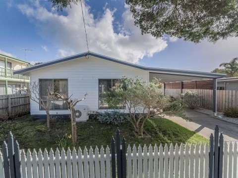 4 Lansell Road, Cowes - Great Ocean Road Tourism 3