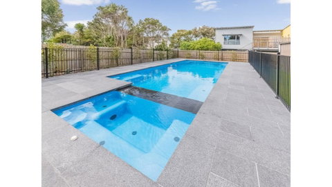 52 ON BAYVIEW - PET FRIENDLY (OUTSIDE ONLY) - Great Ocean Road Tourism 0