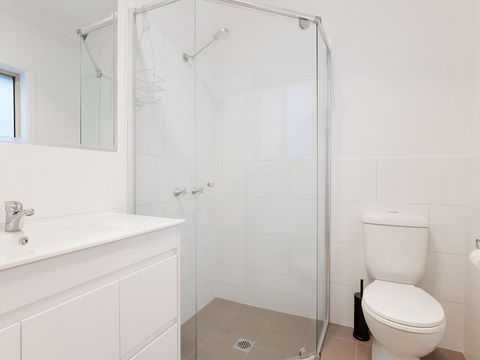 5B BENT STREET - LARGE HOUSE WITH DUCTED AIR CON, WIFI & FOXTEL - Great Ocean Road Tourism 3