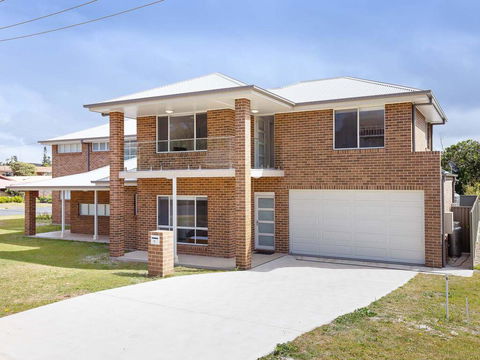 5B BENT STREET - LARGE HOUSE WITH DUCTED AIR CON, WIFI & FOXTEL - Great Ocean Road Tourism 0