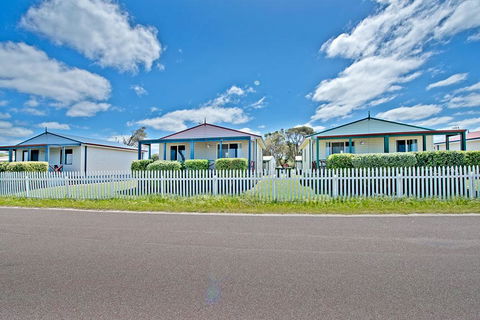 Acclaim Rose Gardens Beachside Holiday Park - Great Ocean Road Tourism 1
