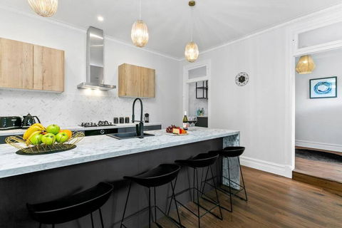 EDW19 - Stylish 2-Bed, 2-Bath Townhose In Drummoyne - Great Ocean Road Tourism 0