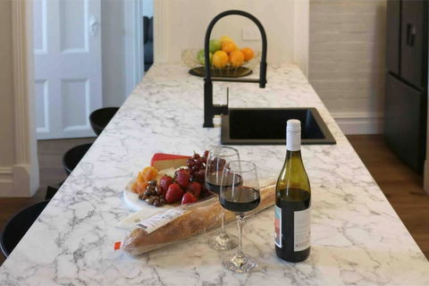EDW19 - Stylish 2-Bed, 2-Bath Townhose In Drummoyne - Great Ocean Road Tourism 1