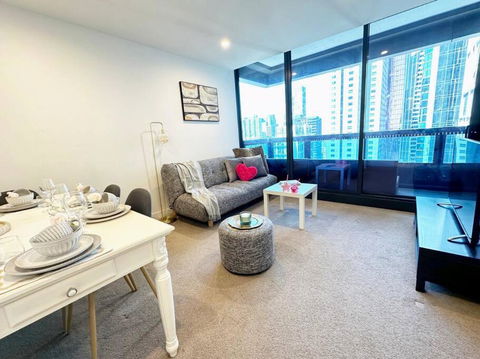 ES2410-2Bed 2Bath Vision Apt With Balcony, Pool & Gym - Great Ocean Road Tourism 4