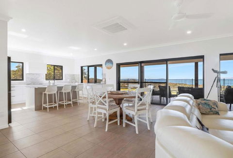 ESCAPE WITH A VIEW - Great Ocean Road Tourism 0