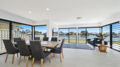 FLOATING ON THE CANALS - 80 COMMODORE CRES - Great Ocean Road Tourism 1