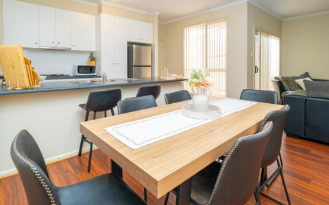 Family Comfort In Blakes Crossing Blakeview With A Short Walk To Shops And Supermarkets - Great Ocean Road Tourism 2