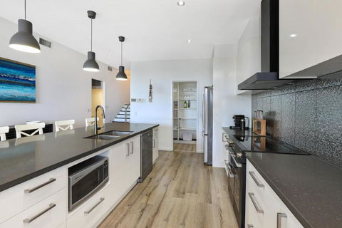 GEORGE8- THE ULTIMATE, FAMILY BEACH HOUSE! - Great Ocean Road Tourism 4
