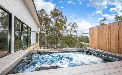 Glamour In Gisborne - With Spa! - Great Ocean Road Tourism 0