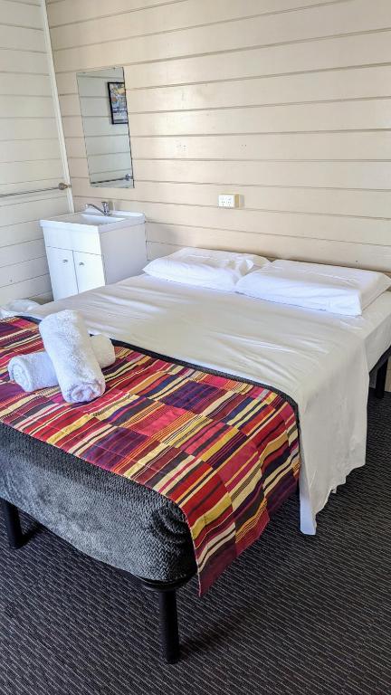 GRAND CENTRAL HOTEL PROSERPINE - Great Ocean Road Tourism 0