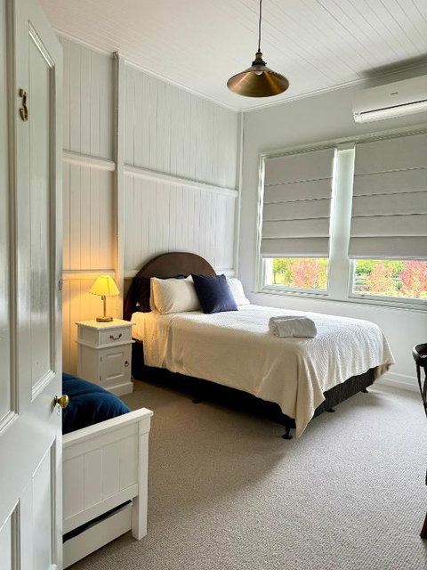 Grand Old Crow Hotel - Great Ocean Road Tourism 0