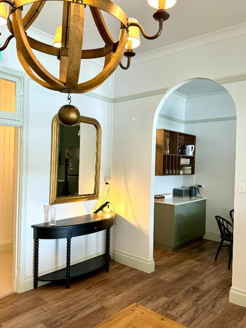 Grand Old Crow Hotel - Great Ocean Road Tourism 3