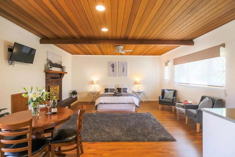 Hahndorf Lodge Pioneer Suite - Main Street Hahndorf On Site Secure Parking - Great Ocean Road Tourism 1
