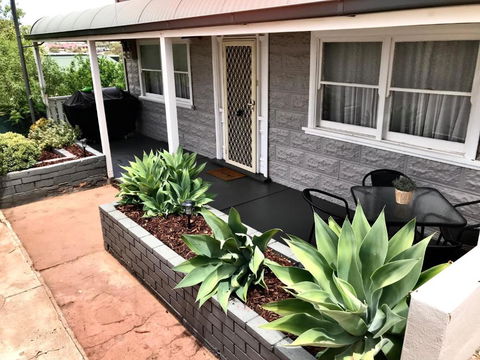 HILLSIDE HAVEN CHARMING C1920 COTTAGE Pet Friendly Sleeps 1 - 6 - Great Ocean Road Tourism 1