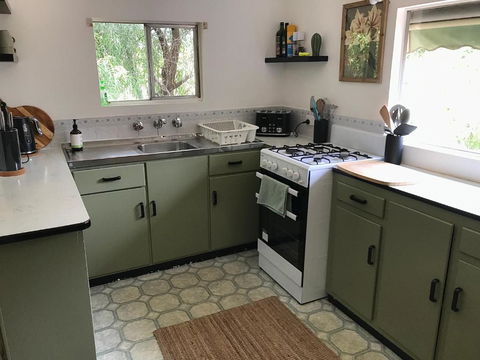 HILLSIDE HAVEN CHARMING C1920 COTTAGE Pet Friendly Sleeps 1 - 6 - Great Ocean Road Tourism 3