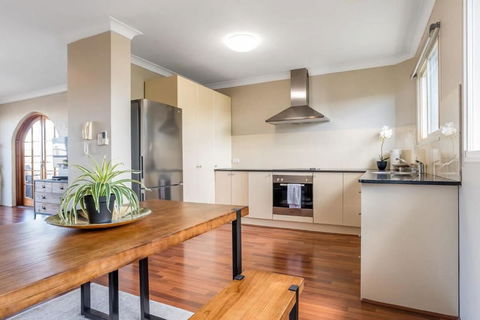 Inner City Pad Indooroopilly - Great Ocean Road Tourism 2