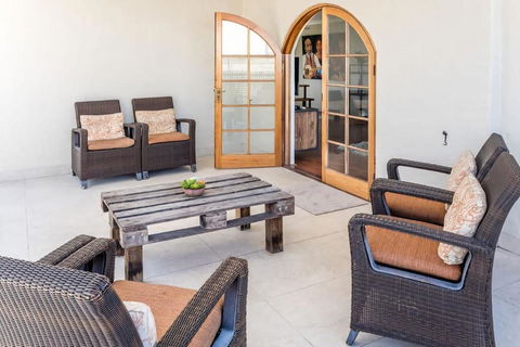 Inner City Pad Indooroopilly - Great Ocean Road Tourism 3