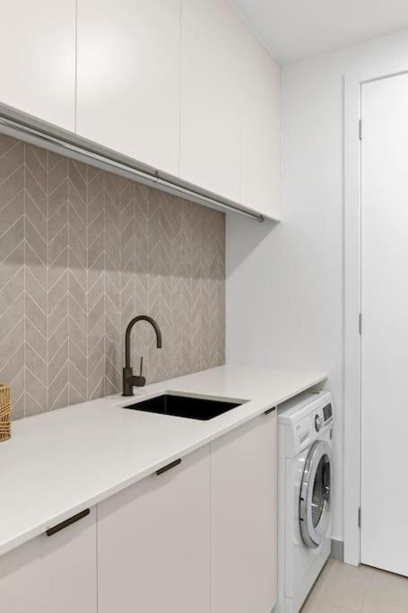 Iluka On The Avenue- 2 Bedroom, 2 Bathroom. New! 150m To Shops - Great Ocean Road Tourism 1