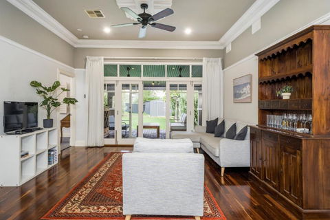 Incredible 3-Bed Renovated Home With Huge Garden - Great Ocean Road Tourism 0