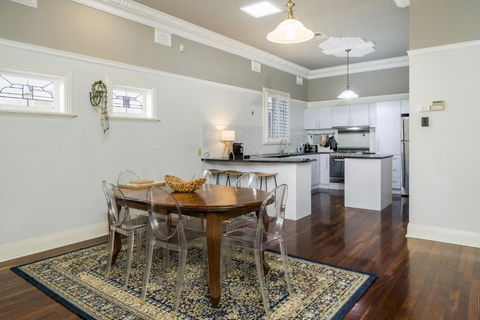 Incredible 3-Bed Renovated Home With Huge Garden - Great Ocean Road Tourism 3