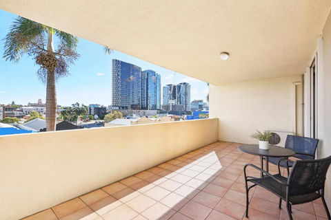 Inner-City 1-Bed With Pool Gym Sauna & Spa - Great Ocean Road Tourism 3