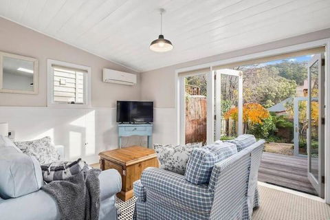 Irresistible Renovated 1840 Inner-city Cottage - Great Ocean Road Tourism 2