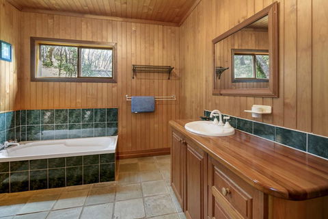 Alinjarra - 13 Waller Court - Great Ocean Road Tourism 1