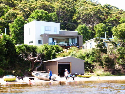 Amazing Ansons Bay Absolute Waterfront Beach House - Great Ocean Road Tourism 0