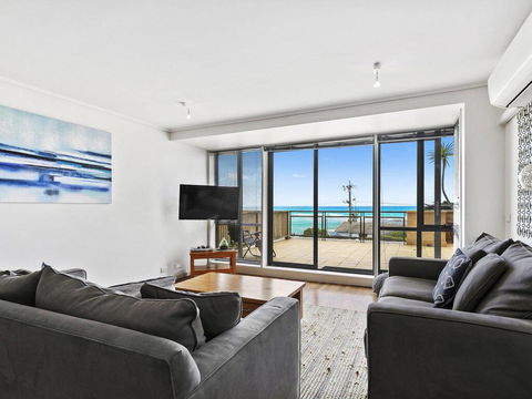 APARTMENT 12 PACIFIC APARTMENTS- Across From The Pier - Great Ocean Road Tourism 3