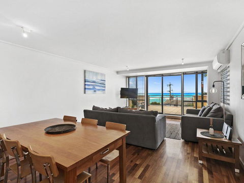 APARTMENT 12 PACIFIC APARTMENTS- Across From The Pier - Great Ocean Road Tourism 1