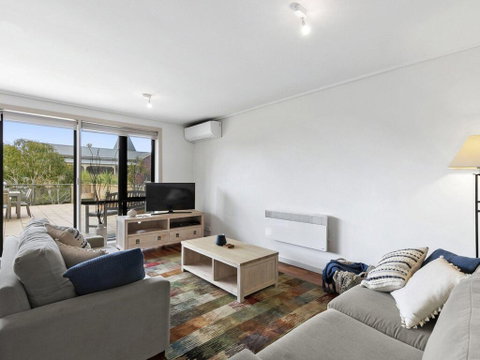 APARTMENT 23 PACIFIC APARTMENTS - Sit On The Deck And Soak In The View - Great Ocean Road Tourism 3