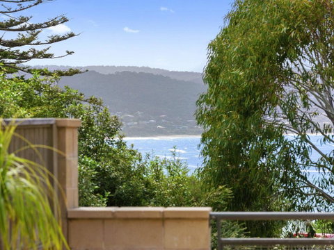 APARTMENT 23 PACIFIC APARTMENTS - Sit On The Deck And Soak In The View - Great Ocean Road Tourism 0