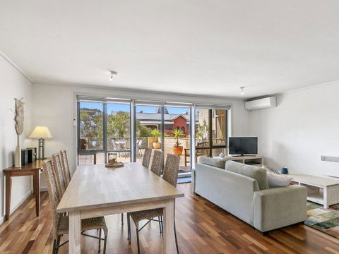 APARTMENT 23 PACIFIC APARTMENTS - Sit On The Deck And Soak In The View - Great Ocean Road Tourism 1