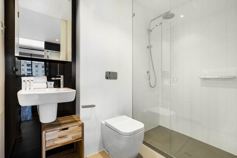 Artsy Apartment CBD City Views And Balcony - Great Ocean Road Tourism 3