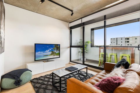 Artsy Apartment CBD City Views And Balcony - Great Ocean Road Tourism 1