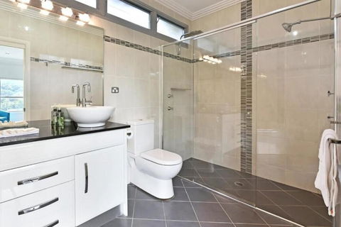 Luxury Mandalong Mansion With Pool & Spa - Great Ocean Road Tourism 3