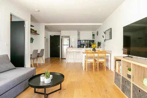 Modern 1BD ; Pool, Gym, Secure Underground Carpark - Great Ocean Road Tourism 2