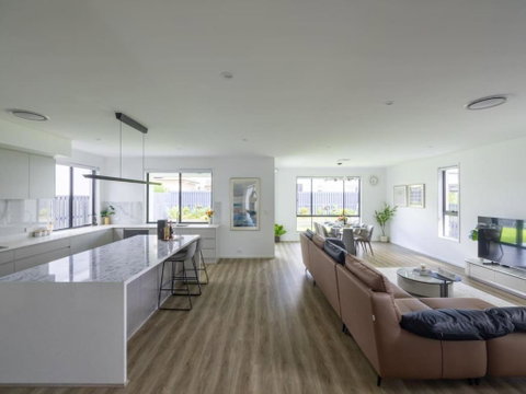 Modern Elegance Spacious 5BR Retreat In Rochedale - Great Ocean Road Tourism 0