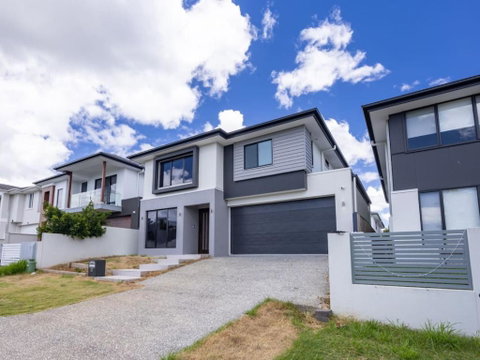Modern Elegance Spacious 5BR Retreat In Rochedale - Great Ocean Road Tourism 2