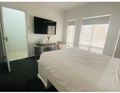 Modern Private Room With Ensuite - Great Ocean Road Tourism 1